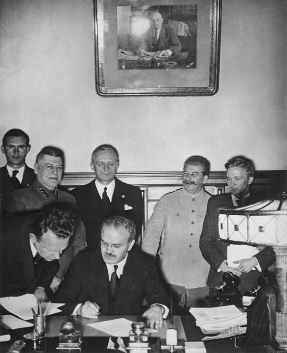 La firma del trattato Ribbentrop-Molotov